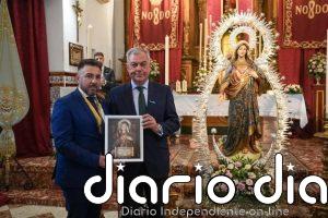 El alcalde de Sevilla impone la Medalla de la Ciudad a la imagen del Inmaculado Corazón de María en Torreblanca