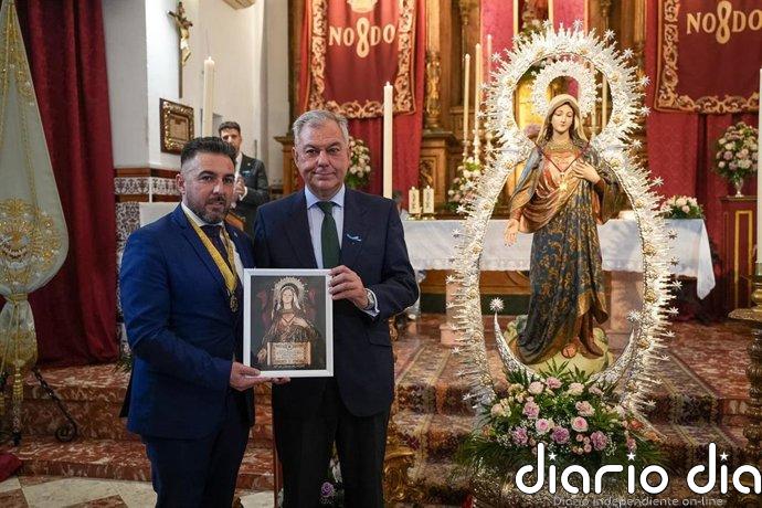 El alcalde de Sevilla impone la Medalla de la Ciudad a la imagen del Inmaculado Corazón de María en Torreblanca