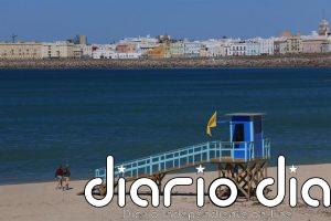 El Ayuntamiento de Cádiz activa la temporada media de playas en la ciudad a partir de este martes
