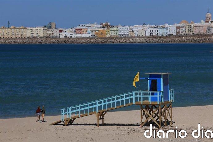 El Ayuntamiento de Cádiz activa la temporada media de playas en la ciudad a partir de este martes