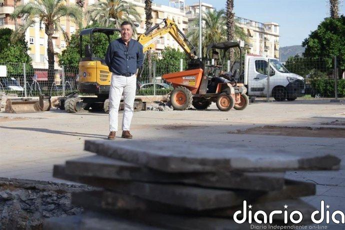 El Ayuntamiento de Córdoba cambia la solería de la plaza Matías Prats, ajardina la zona y cambia los bancos