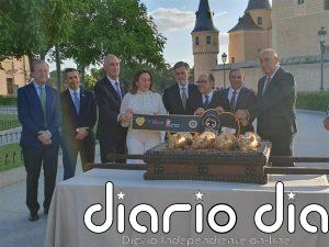 El cochinillo de Segovia estrena su etiqueta IGP en un acto institucional en el Alcázar