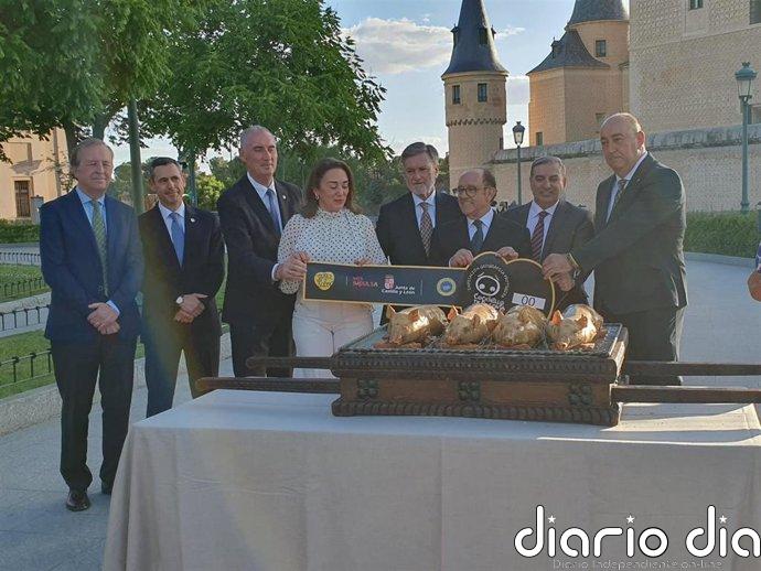 El cochinillo de Segovia estrena su etiqueta IGP en un acto institucional en el Alcázar