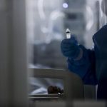 El congoleño hospitalizado en Brasil con síntomas de ébola da positivo en meningitis pero permanece aislado