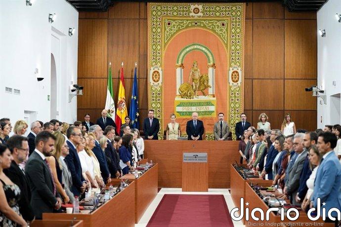 El debate de investidura de Moreno se reanuda con minuto de silencio por el último caso andaluz de violencia machista