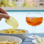 El 'efecto aperitivo': Por qué beber alcohol hace que te apetezcan patatas fritas y pizza
