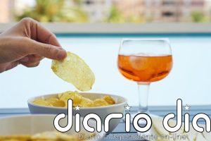 El 'efecto aperitivo': Por qué beber alcohol hace que te apetezcan patatas fritas y pizza
