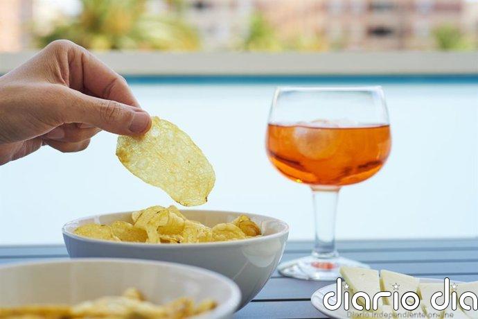 El 'efecto aperitivo': Por qué beber alcohol hace que te apetezcan patatas fritas y pizza