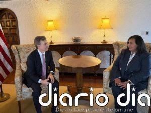 El embajador de EEUU en Venezuela respalda la "reconciliación política" tras reunirse con la opositora Figuera
