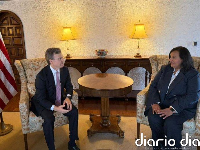 El embajador de EEUU en Venezuela respalda la "reconciliación política" tras reunirse con la opositora Figuera