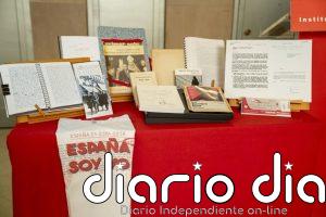 El escritor Agustín Gómez Arcos entra en la Caja de las Letras con una camiseta en recuerdo de su exilio:"España soy yo"