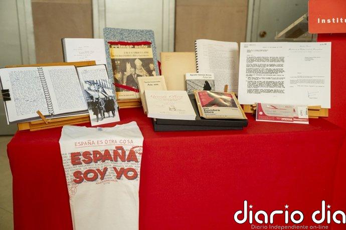 El escritor Agustín Gómez Arcos entra en la Caja de las Letras con una camiseta en recuerdo de su exilio:"España soy yo"