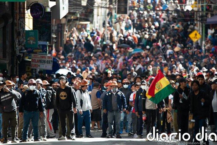 El Gobierno de Bolivia acusa a Evo Morales de enviar autobuses a La Paz para "generar violencia y caos"