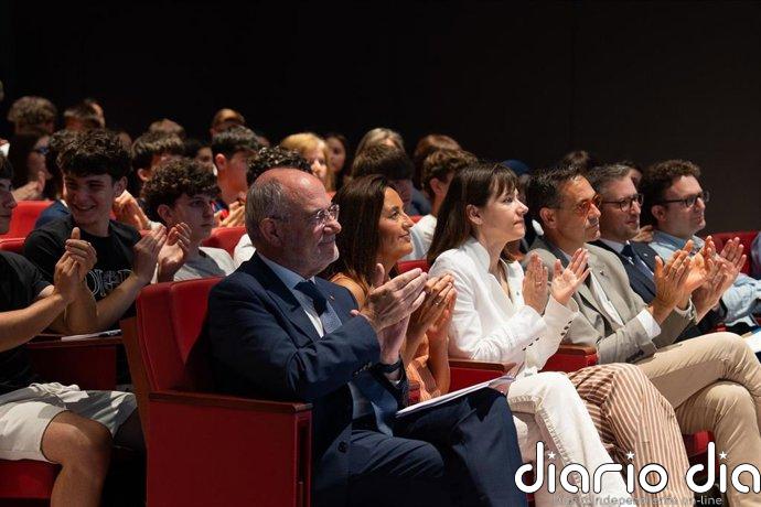 El Govern y la UE promueven que escuelas e institutos "apadrinen" valores de la unión