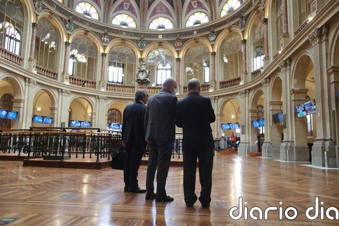 El Ibex 35 abre al alza (+0,4%) y supera los 18.200 puntos, con el petróleo a la baja