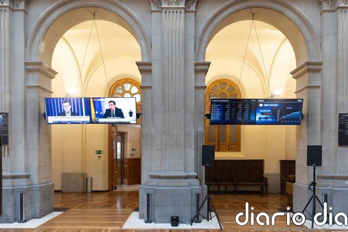 El Ibex 35 abre con un alza del 0,3% y supera los 18.300 puntos, con el petróleo en 95 dólares