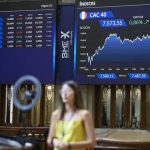 El Ibex 35 abre con una caída del 0,2% pero mantiene los 18.300 puntos, con el petróleo al alza