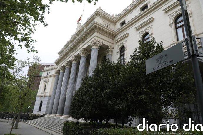 El Ibex 35 sube un 0,6% en la apertura y roza los 18.300 puntos, con el petróleo a la baja