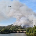 El incendio de Padrón (A Coruña) arrasa ya 60 hectáreas y obliga a evacuar una vivienda por precaución