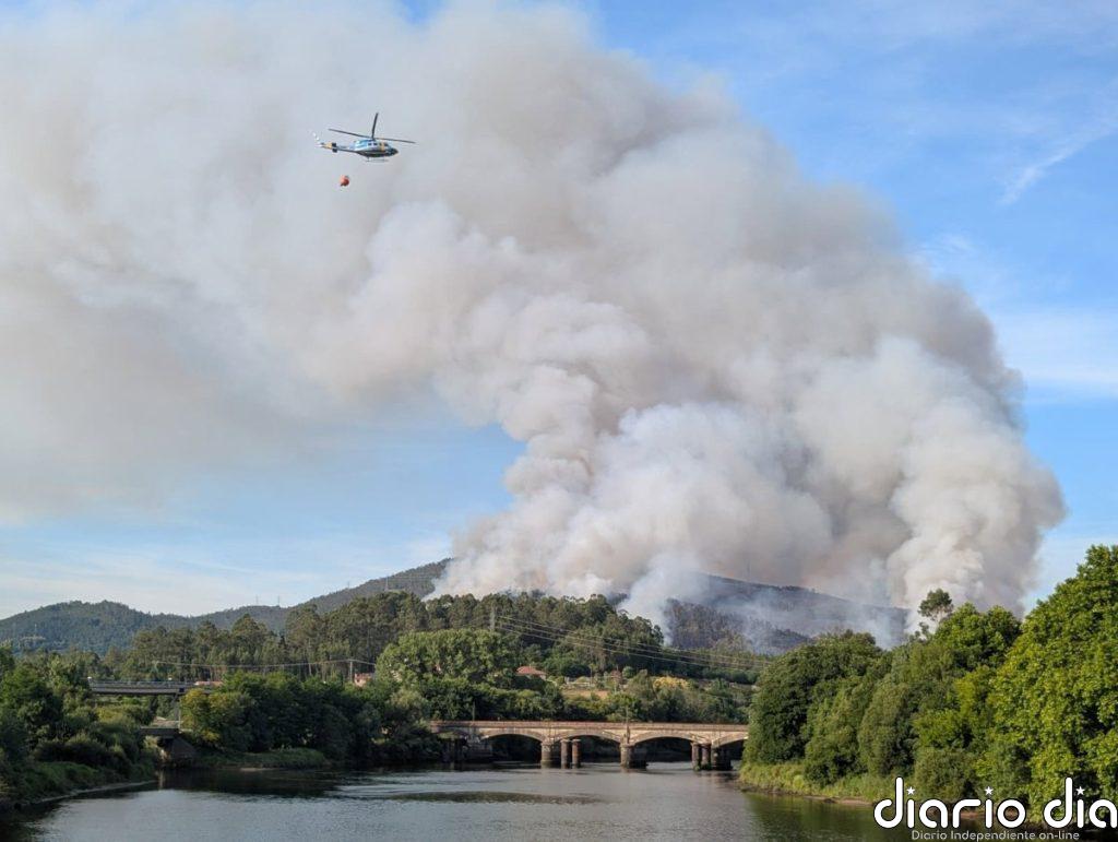 El incendio de Padrón (A Coruña) ya arrasa 180 hectáreas y obliga a desalojar 10 viviendas en la parroquia de Carcacía