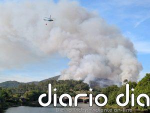 El incendio de Padrón (A Coruña) ya arrasa 180 hectáreas y obliga a desalojar 10 viviendas en la parroquia de Carcacía