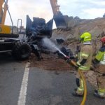 El incendio de un camión cargado de troncos de madera en la A-5 a la altura de Trujillo obliga a cortar la vía