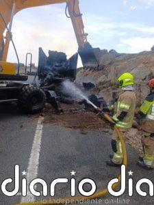 El incendio de un camión cargado de troncos de madera en la A-5 a la altura de Trujillo obliga a cortar la vía