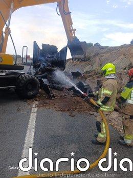 El incendio de un camión cargado de troncos de madera en la A-5 a la altura de Trujillo obliga a cortar la vía