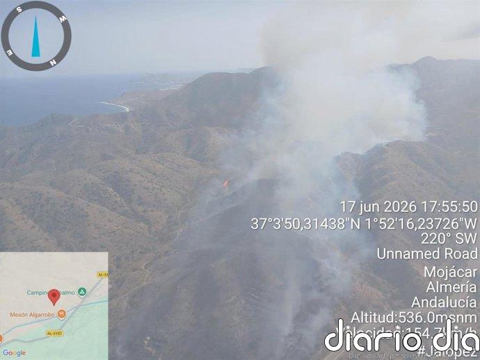 El Infoca mantiene el dispositivo terrestre para estabilizar el incendio de Mojácar (Almería) tras la retirada aérea