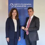 El Instituto Español de Analistas otorga la Insignia de Oro al profesor emérito de IESE Pedro Nueno