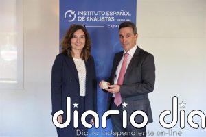 El Instituto Español de Analistas otorga la Insignia de Oro al profesor emérito de IESE Pedro Nueno