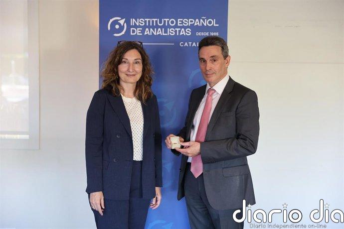 El Instituto Español de Analistas otorga la Insignia de Oro al profesor emérito de IESE Pedro Nueno