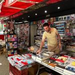 El kiosco convertido en librería de calle que triunfa con firmas de Manuela Carmena, Esperanza Aguirre o David Uclés