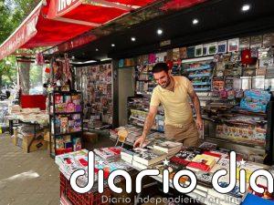 El kiosco convertido en librería de calle que triunfa con firmas de Manuela Carmena, Esperanza Aguirre o David Uclés