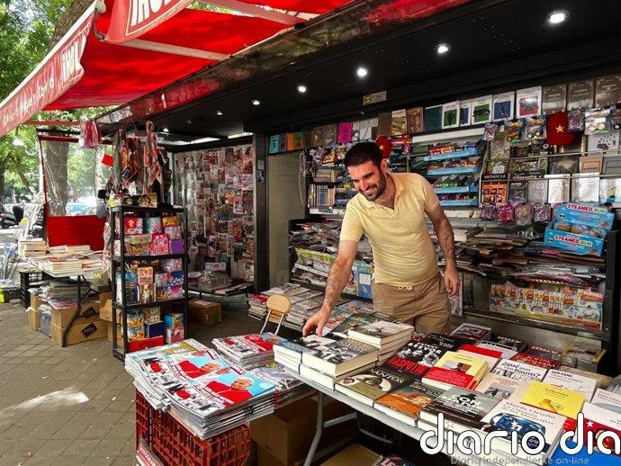 El kiosco convertido en librería de calle que triunfa con firmas de Manuela Carmena, Esperanza Aguirre o David Uclés