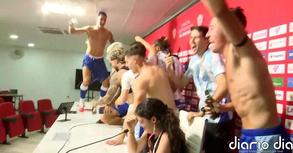 El Málaga celebra el ascenso a Primera en Almería