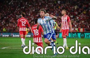 El Málaga gana en Almería y vuelve a Primera ocho años después
