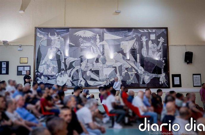 El otro 'Guernica' hecho a hilo que adorna la cárcel de Navalcarnero, muestra de "arte taleguero"