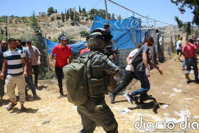 El padre del bebé palestino Sam Abu Haikal denuncia que el Ejército israelí asesinó al niño a sangre fría
