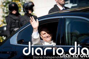 El Papa abandona la Nunciatura hacia el acto en el Movistar Arena: "ino, ino, ino, el Papa es agustino"