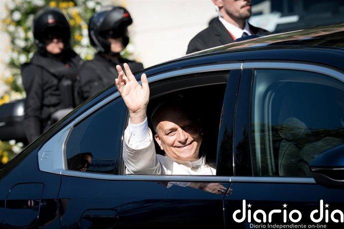 El Papa abandona la Nunciatura hacia el acto en el Movistar Arena: "ino, ino, ino, el Papa es agustino"