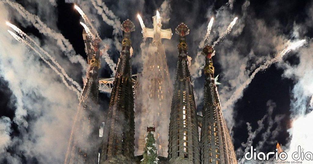 El Papa bendice la Sagrada Familia de Gaudí, el "arquitecto de Dios"