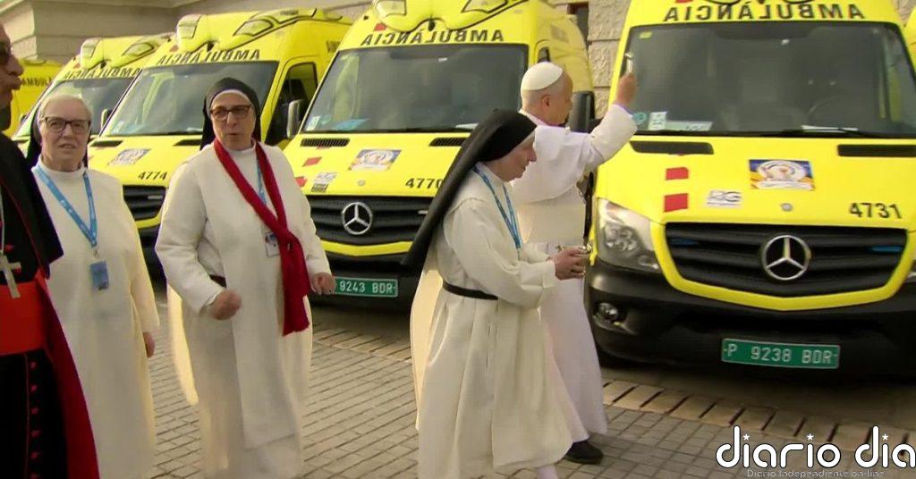 El papa bendice las ambulancias de sor Lucía Caram con ayuda para Ucrania