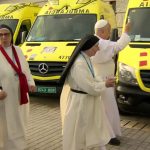 El papa bendice las ambulancias de sor Lucía Caram con ayuda para Ucrania