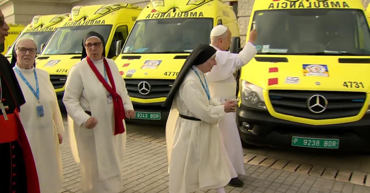 el-papa-bendice-las-ambulancias-de-sor-lucia-caram-con-ayuda-para-ucrania.jpg