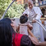 El Papa bendijo al bebé de la joven peruana Nicole: "Tuve como un impulso que hizo que me tirara encima"