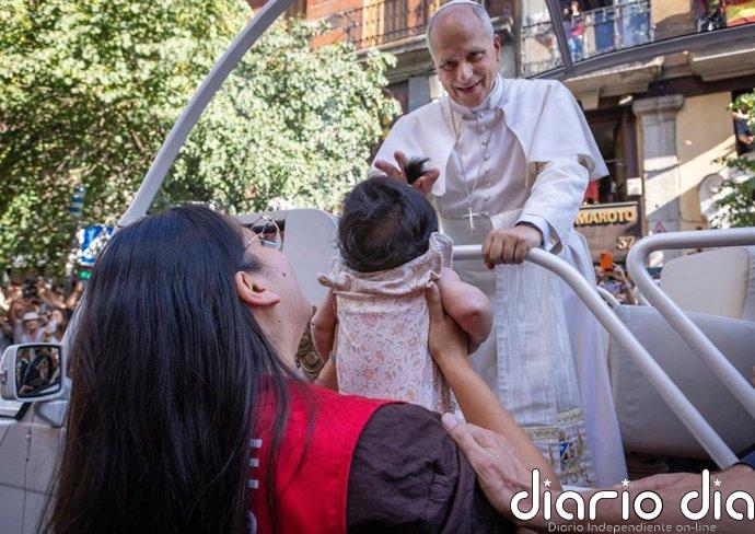 El Papa bendijo al bebé de la joven peruana Nicole: "Tuve como un impulso que hizo que me tirara encima"