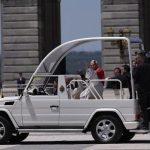 El Papa inicia su primer trayecto en el papamóvil entre cánticos de "Viva León XIV" y "Alza la mirada"