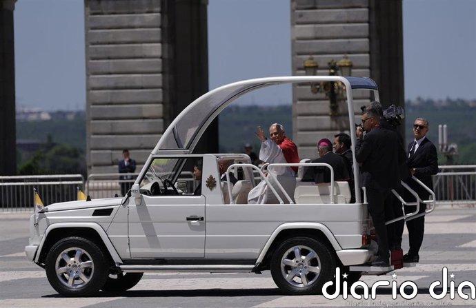 El Papa inicia su primer trayecto en el papamóvil entre cánticos de "Viva León XIV" y "Alza la mirada"