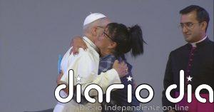 El papa Leñon XIV abraza a las presas del centro penitenciario Brians 1